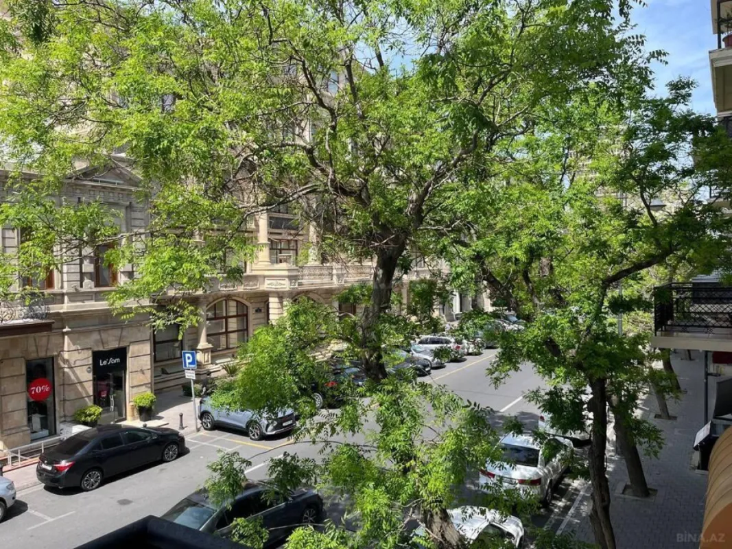 Satılır 3 otaqlı mənzil 145 m²