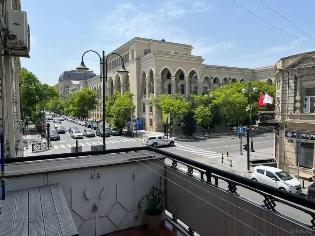 Satılır 3 otaqlı mənzil 145 m²