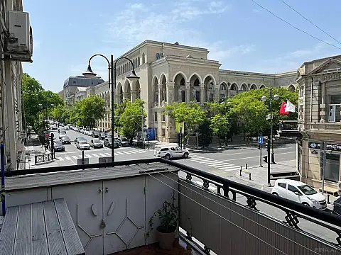 Satılır 3 otaqlı mənzil 145 m²