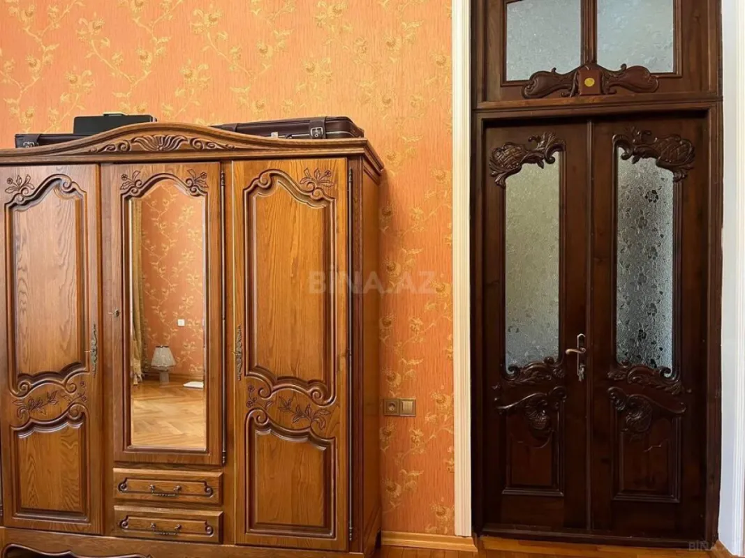 Satılır 3 otaqlı mənzil 145 m²