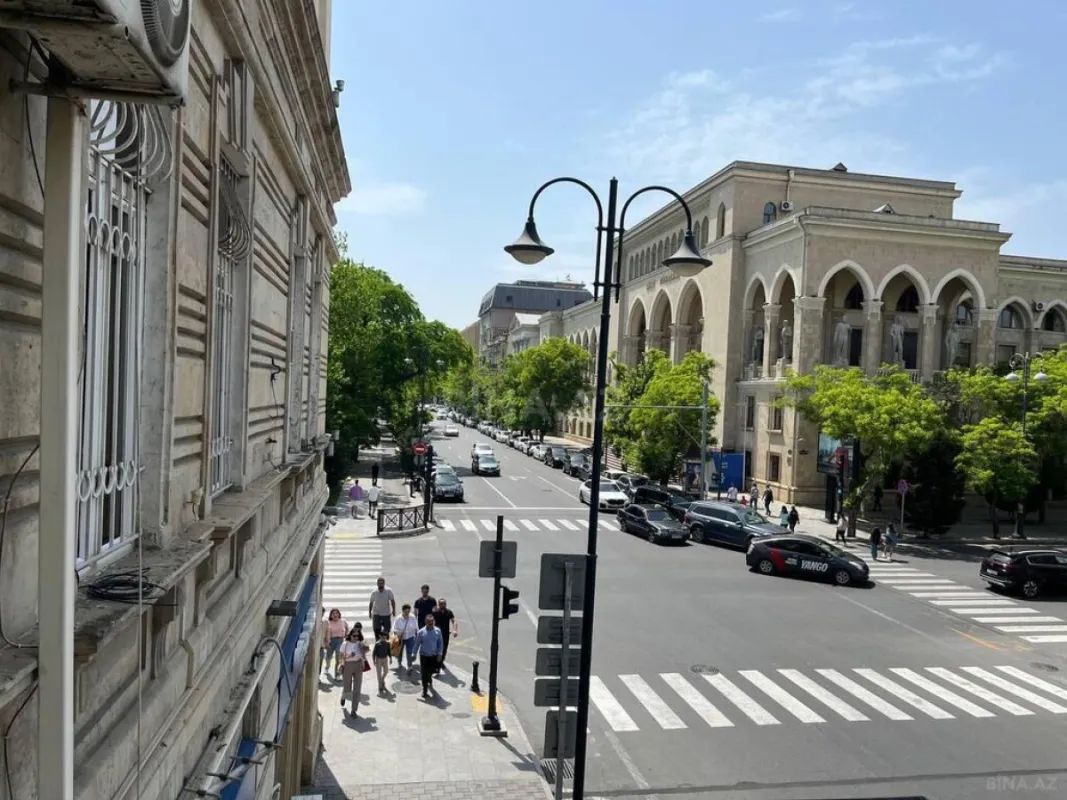 Satılır 3 otaqlı mənzil 145 m²