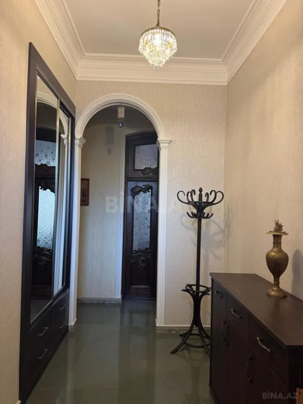 Satılır 3 otaqlı mənzil 145 m²