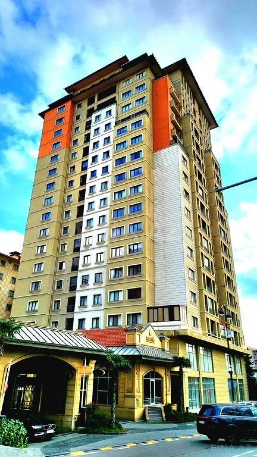 Satılır 8 otaqlı mənzil 725 m²