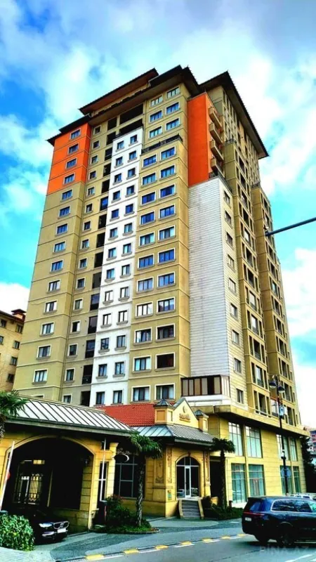 Satılır 8 otaqlı mənzil 725 m²