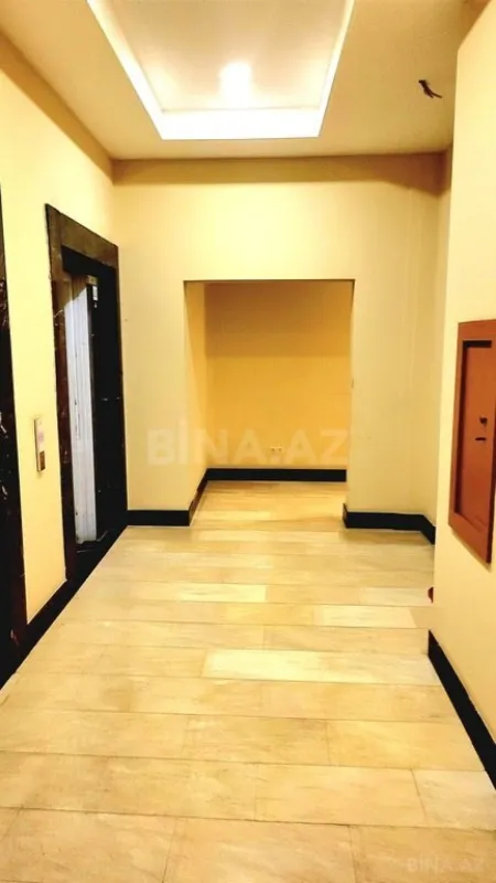 Satılır 8 otaqlı mənzil 725 m²