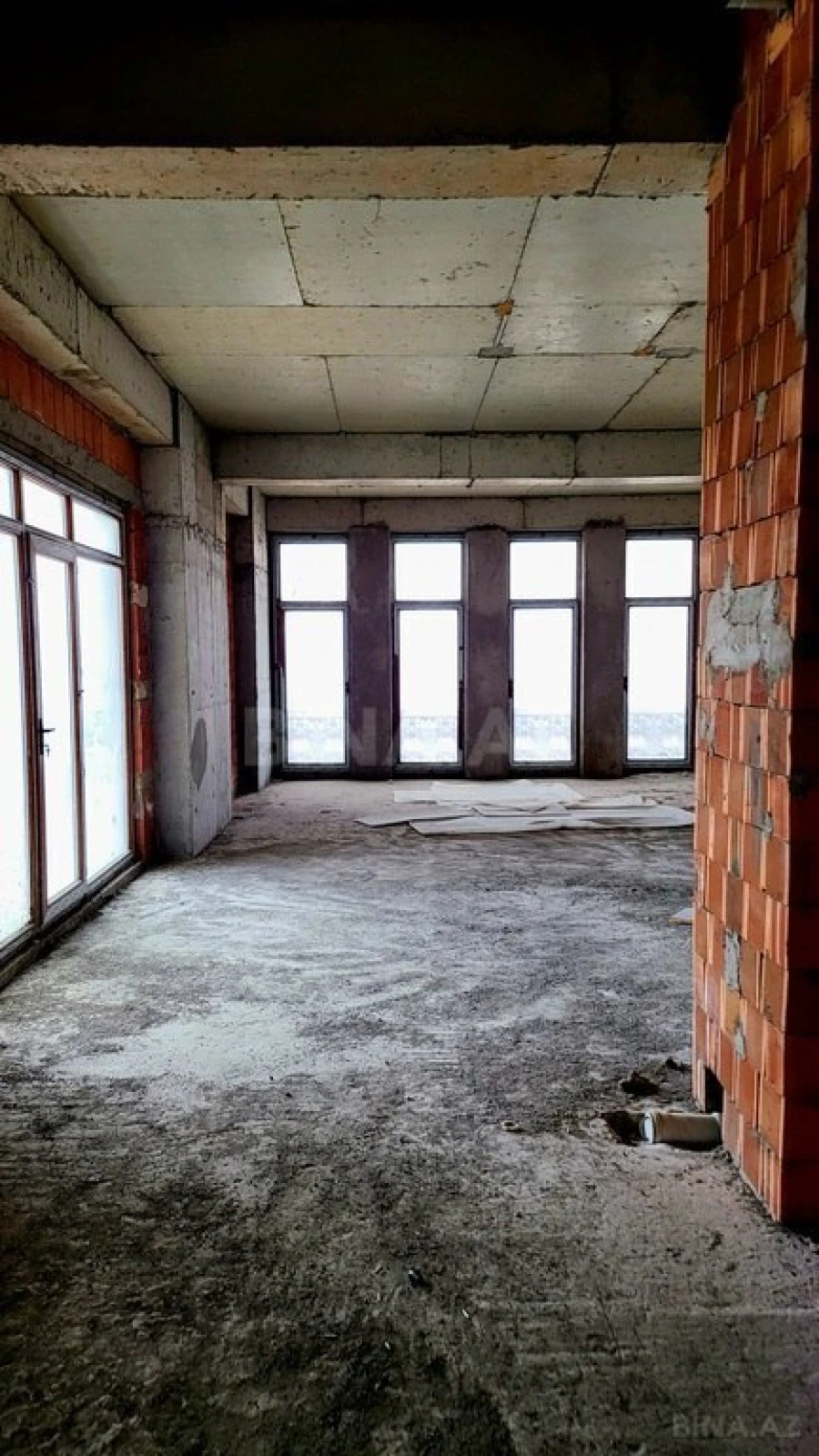 Satılır 8 otaqlı mənzil 725 m²