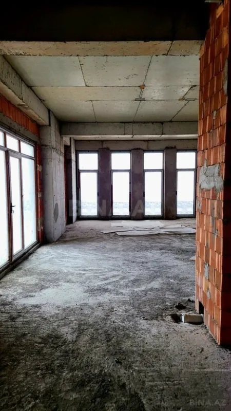 Satılır 8 otaqlı mənzil 725 m²