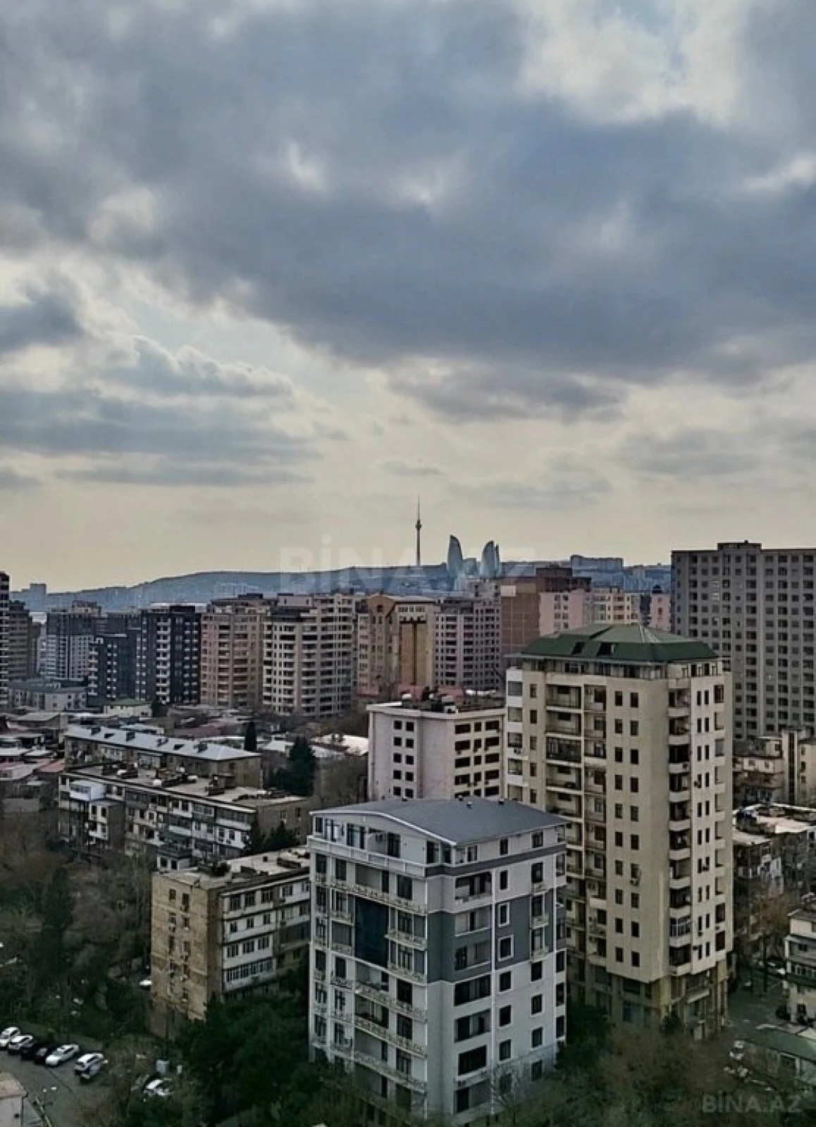 Satılır 8 otaqlı mənzil 725 m²