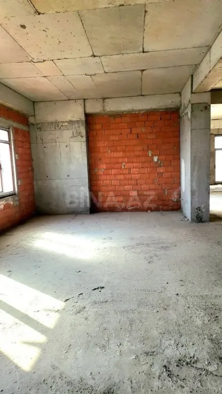 Satılır 8 otaqlı mənzil 725 m²