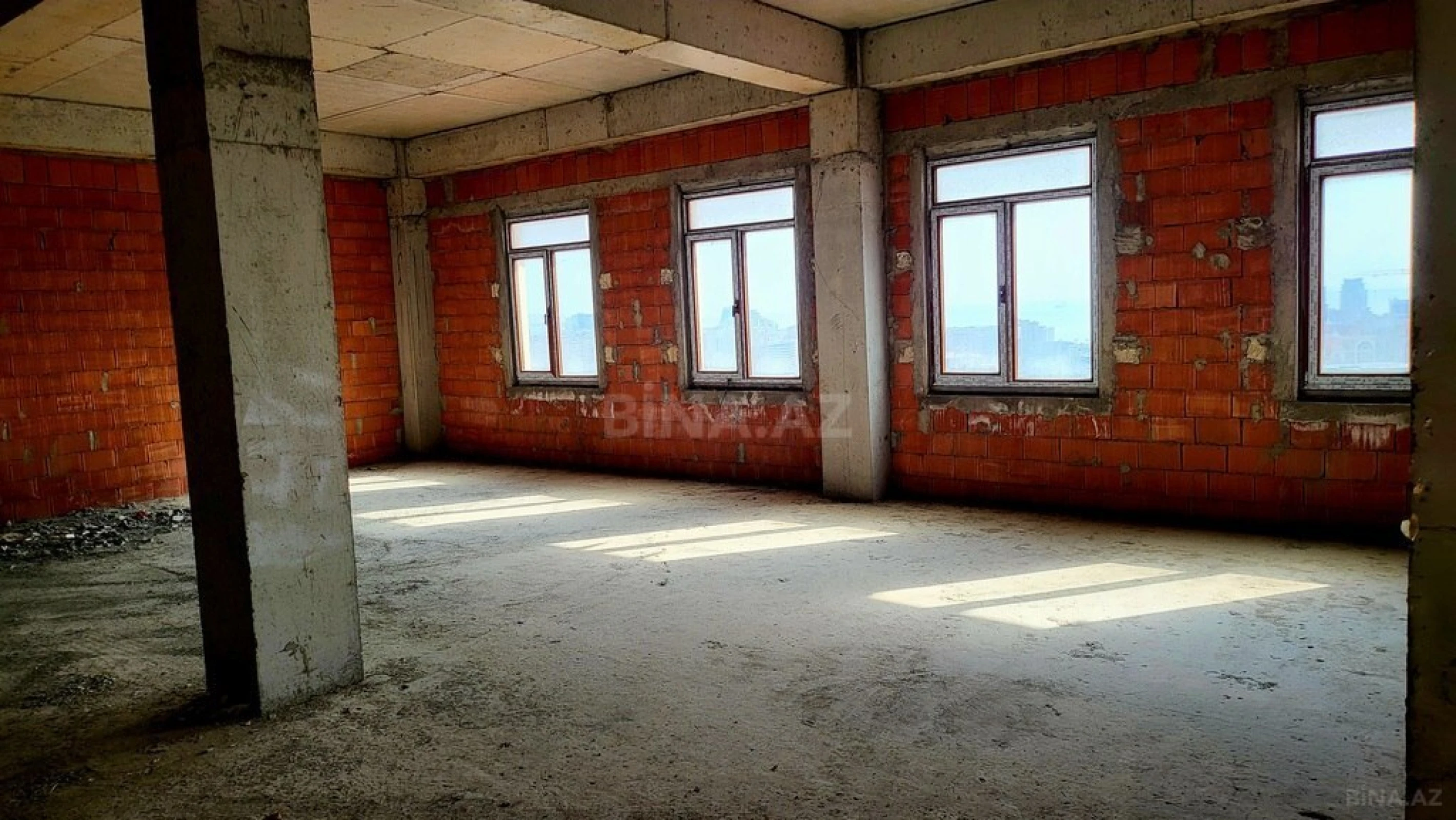Satılır 8 otaqlı mənzil 725 m²