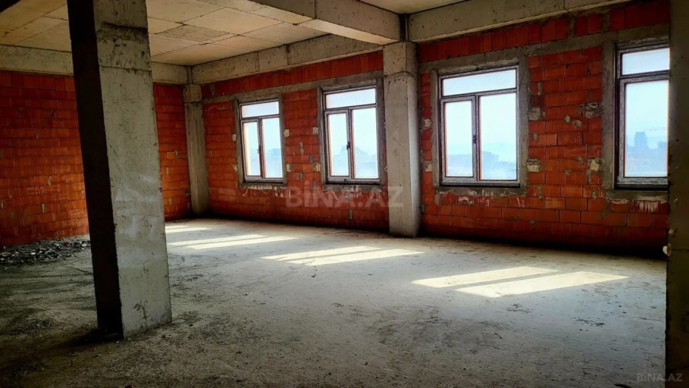 Satılır 8 otaqlı mənzil 725 m²