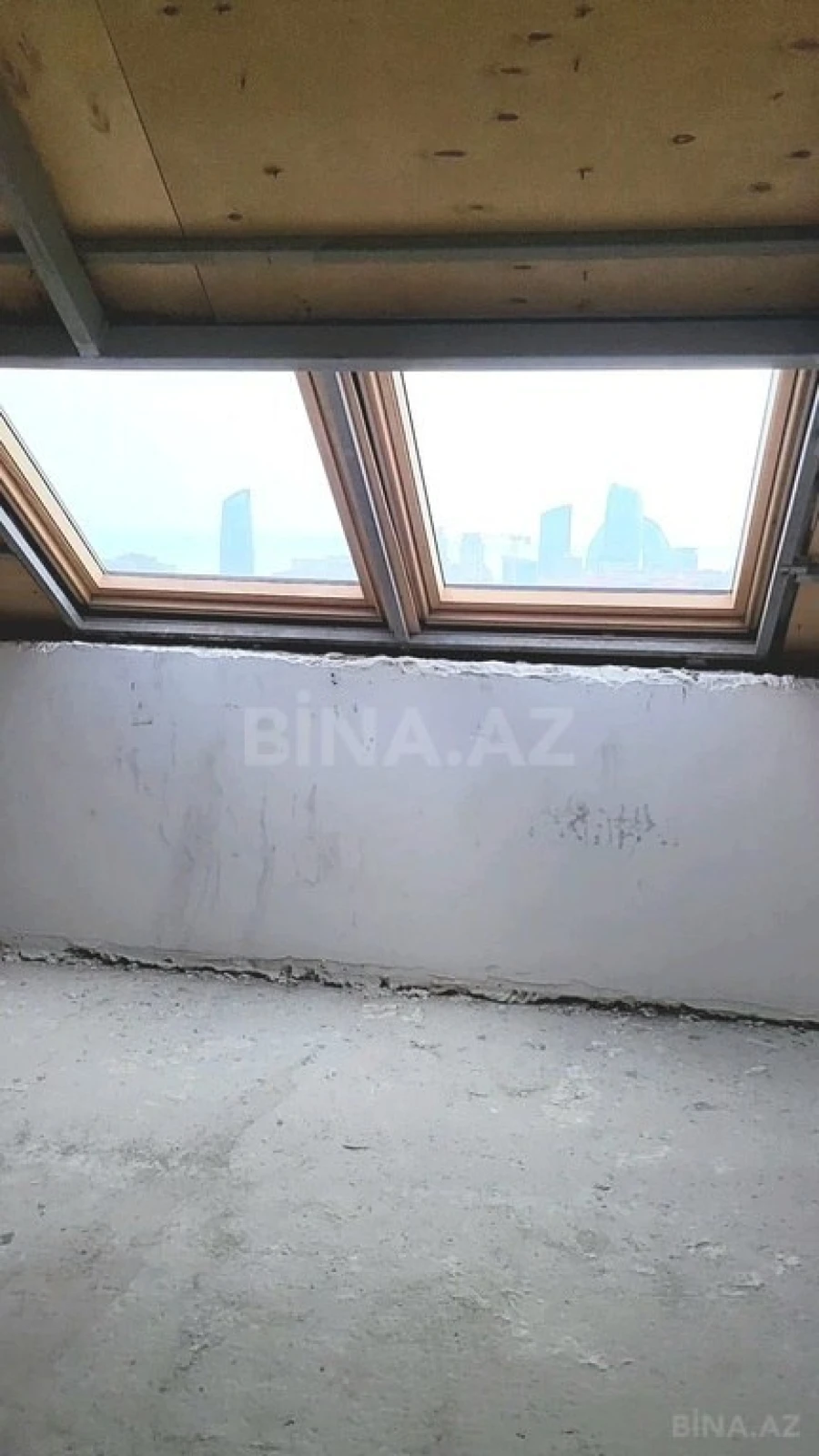 Satılır 8 otaqlı mənzil 725 m²