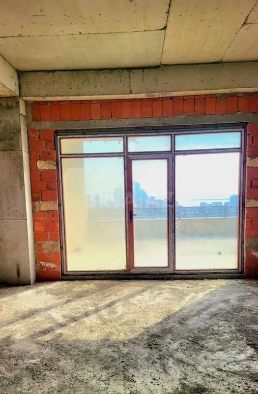 Satılır 8 otaqlı mənzil 725 m²