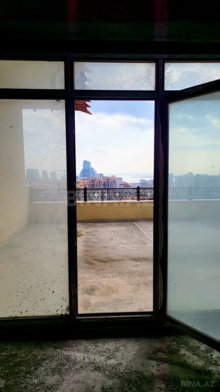 Satılır 8 otaqlı mənzil 725 m²