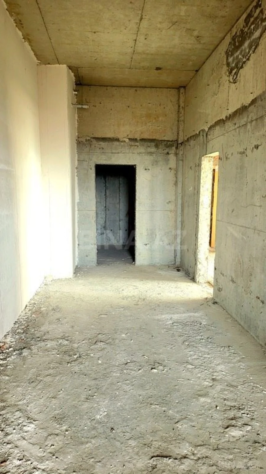 Satılır 8 otaqlı mənzil 725 m²