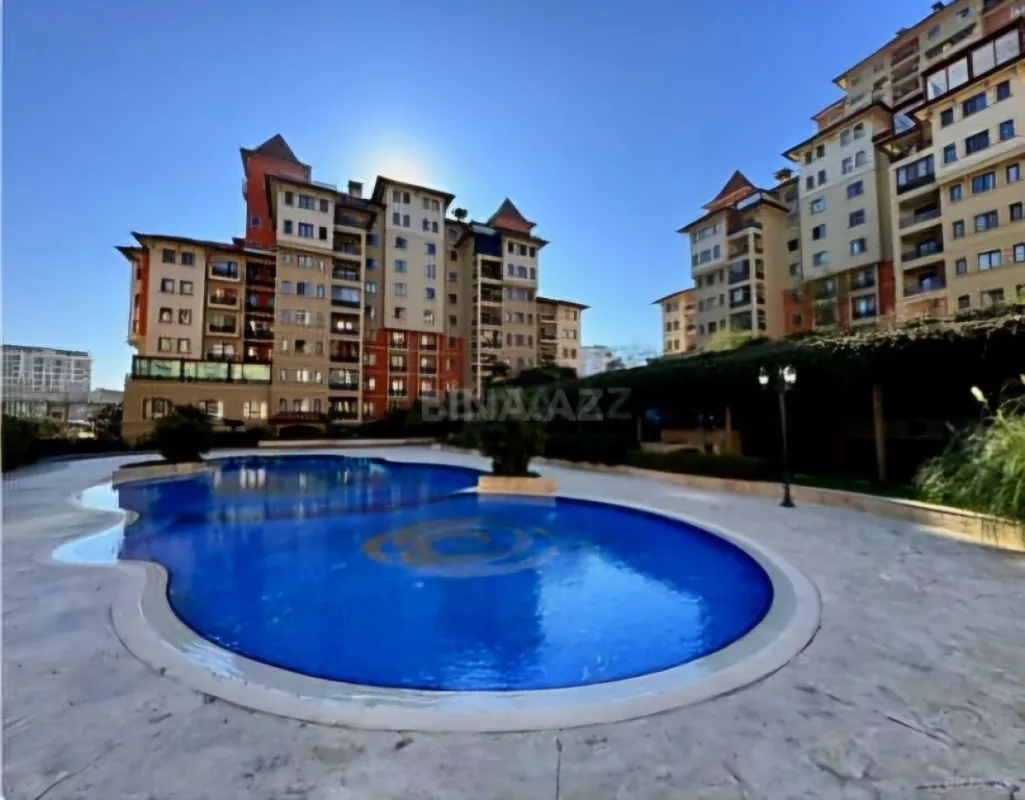 Satılır 8 otaqlı mənzil 725 m²