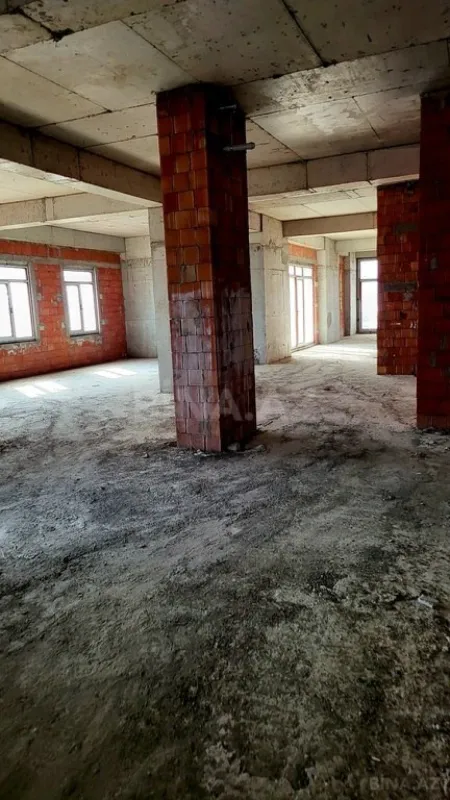 Satılır 8 otaqlı mənzil 725 m²