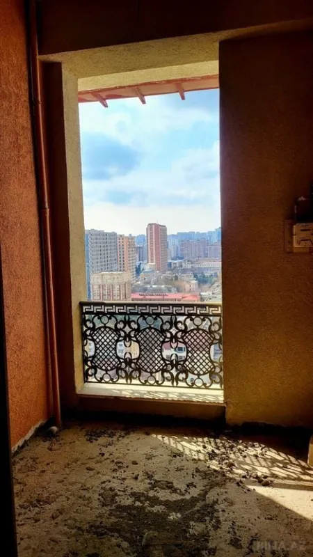 Satılır 8 otaqlı mənzil 725 m²