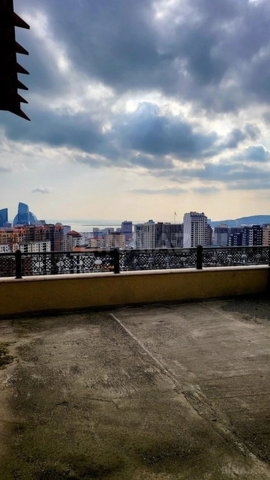 Satılır 8 otaqlı mənzil 725 m²