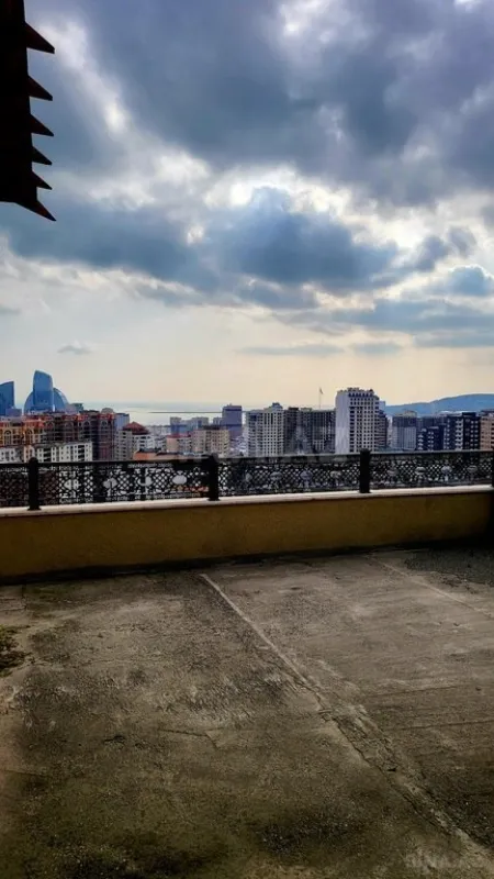 Satılır 8 otaqlı mənzil 725 m²