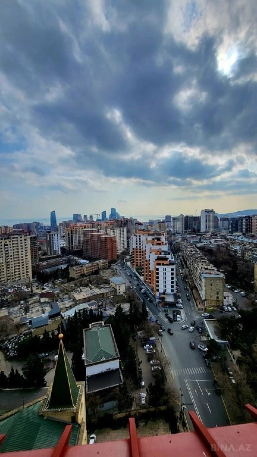 Satılır 8 otaqlı mənzil 725 m²