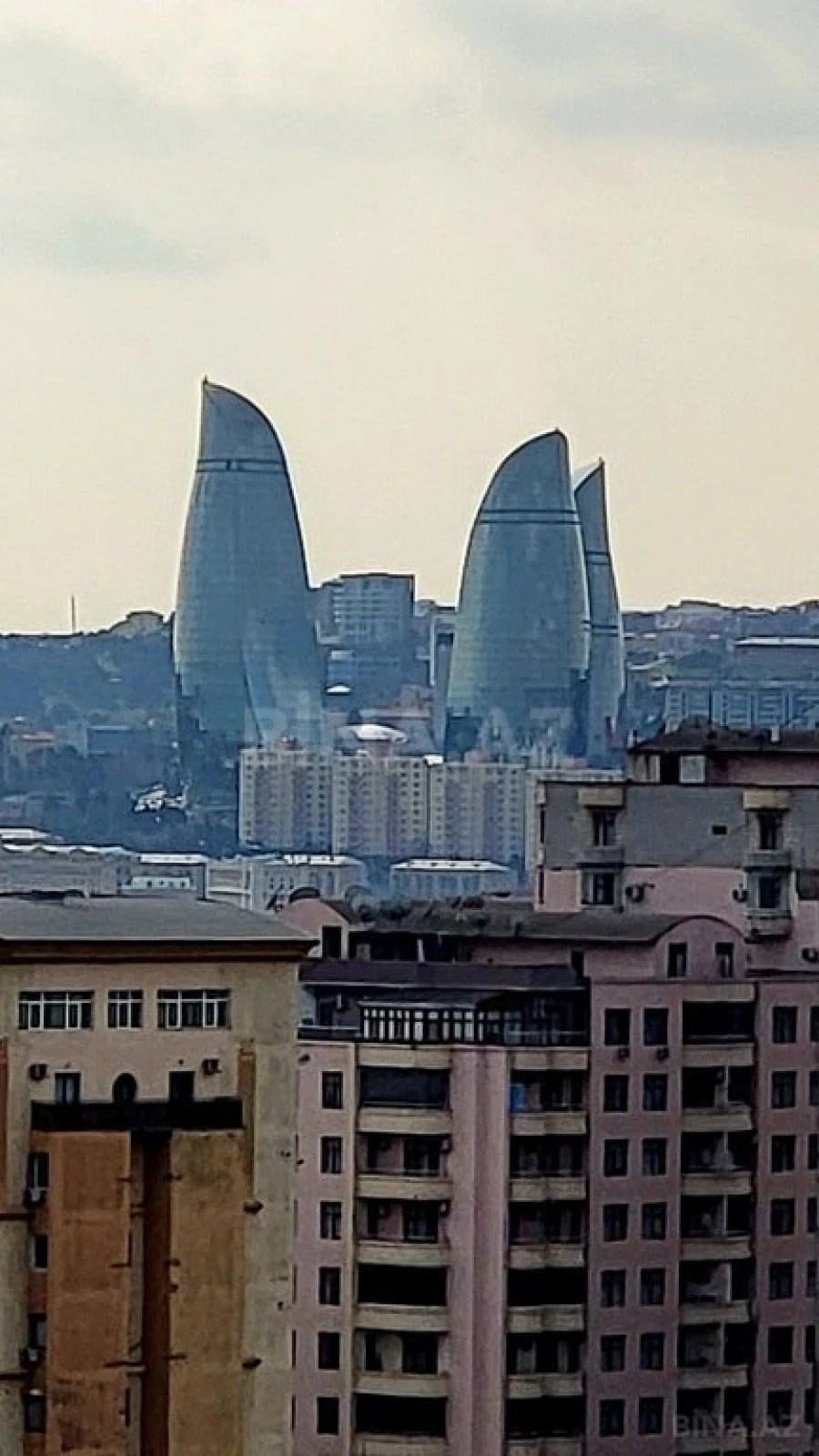 Satılır 8 otaqlı mənzil 725 m²