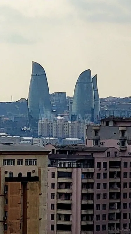 Satılır 8 otaqlı mənzil 725 m²