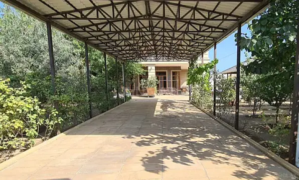 Satılır 5 otaqlı həyət evi 600 m²