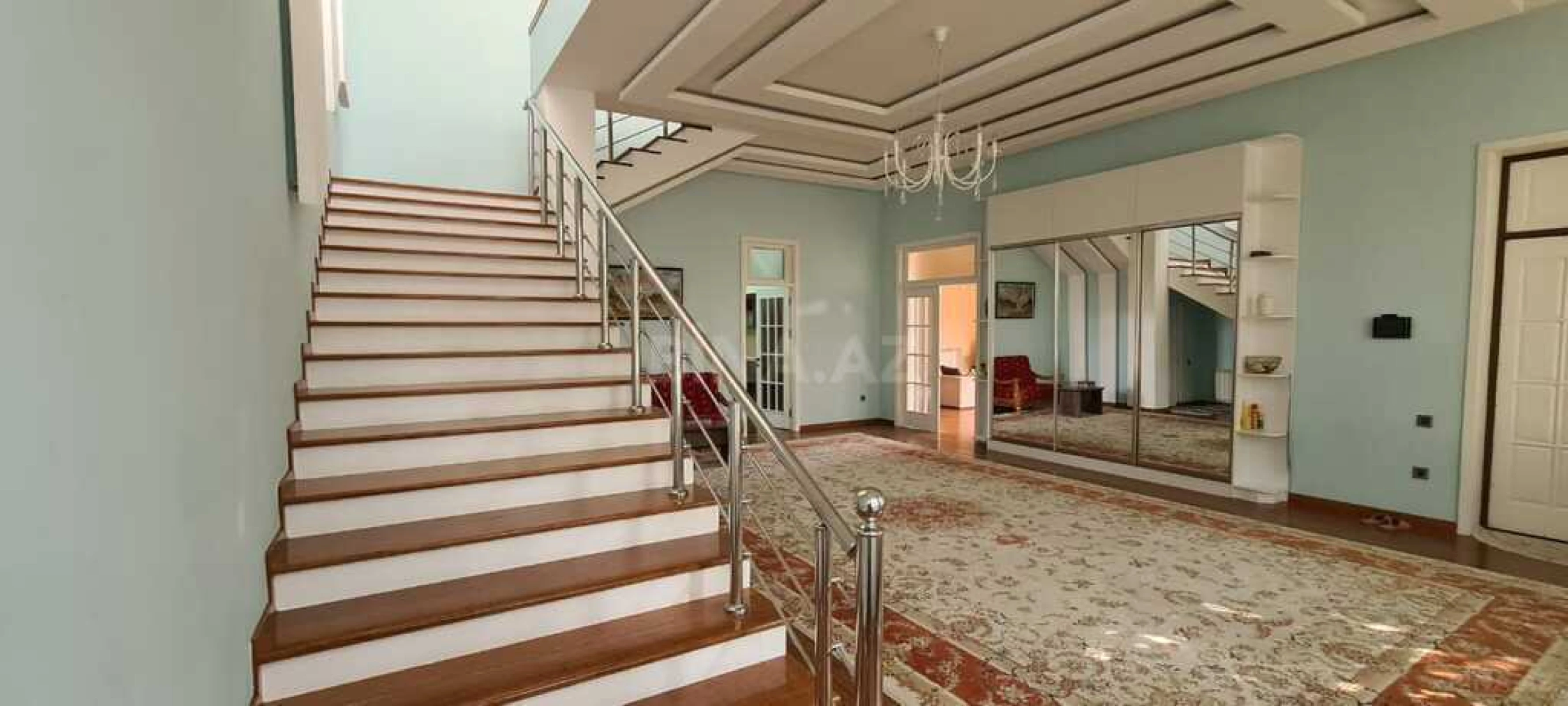 Satılır 5 otaqlı həyət evi 600 m²