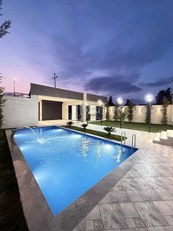 Satılır 5 otaqlı həyət evi 220 m²