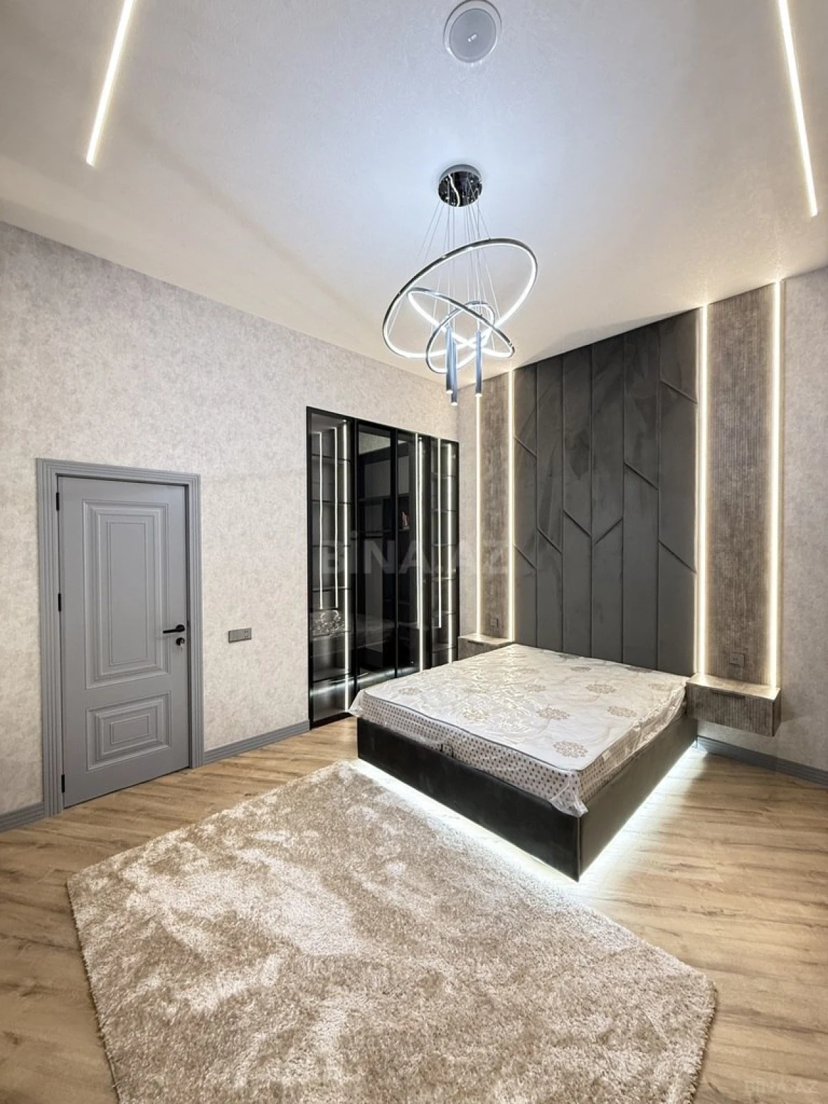 Satılır 5 otaqlı həyət evi 220 m²