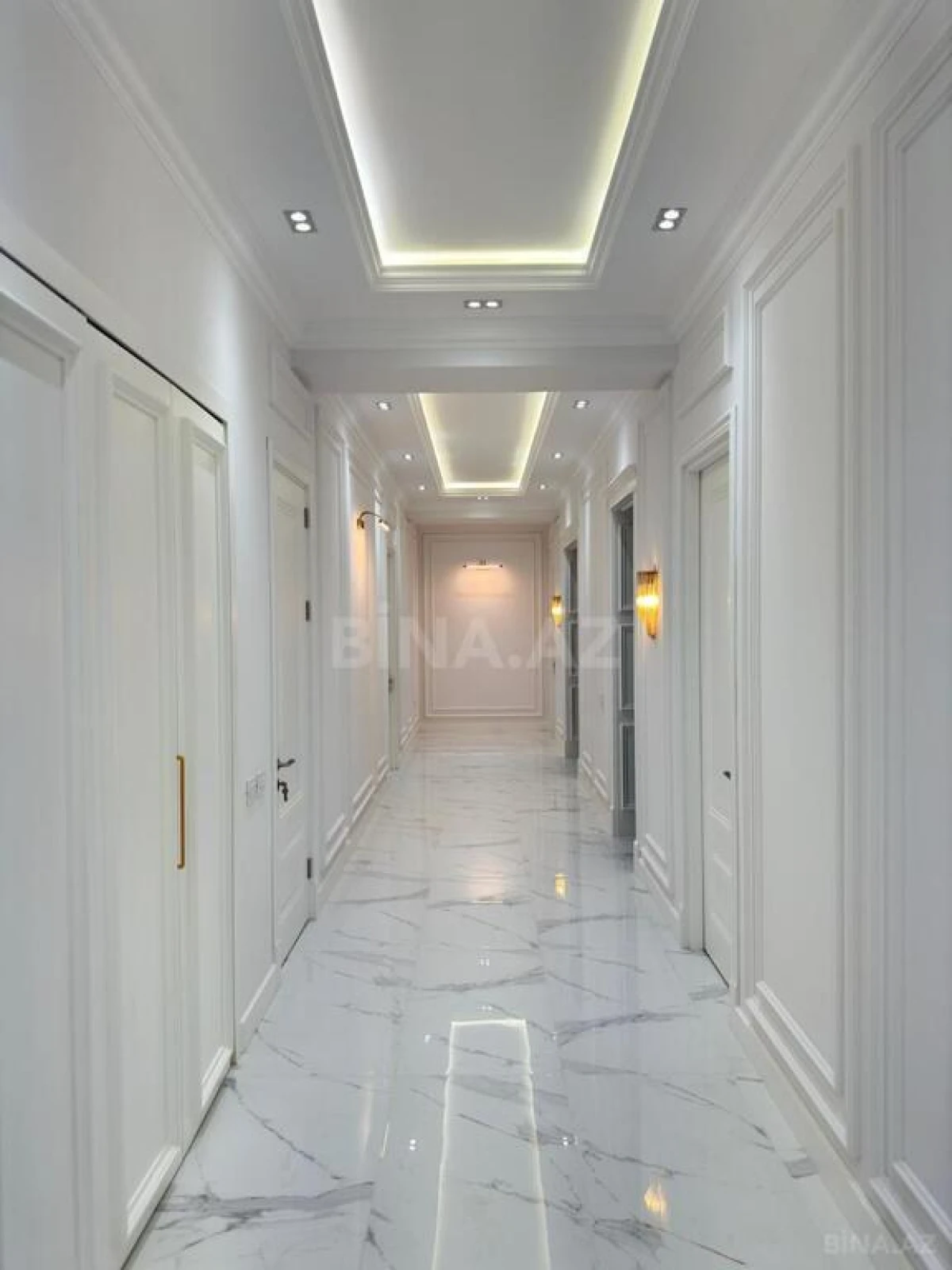 Satılır 4 otaqlı mənzil 204 m²