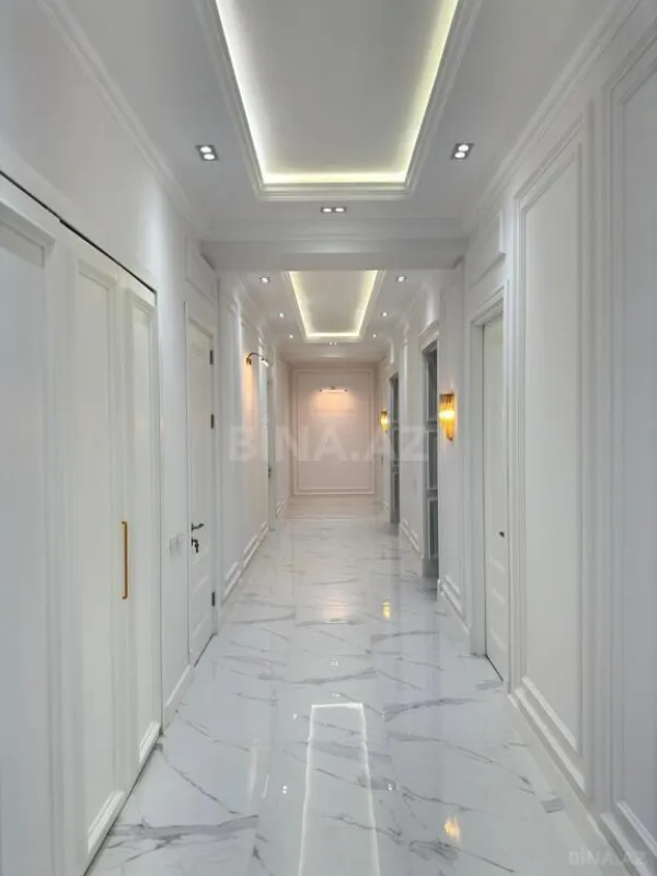Satılır 4 otaqlı mənzil 204 m²