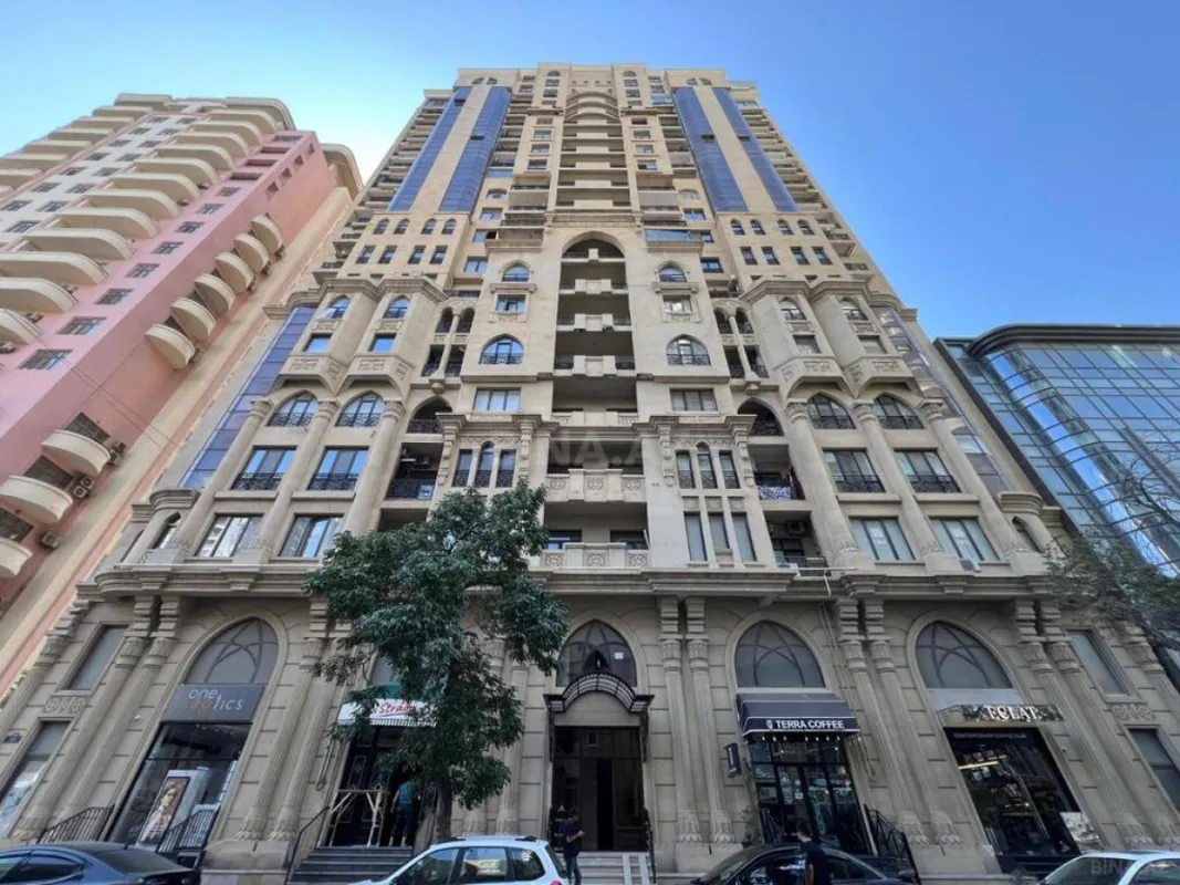 Satılır 4 otaqlı mənzil 204 m²