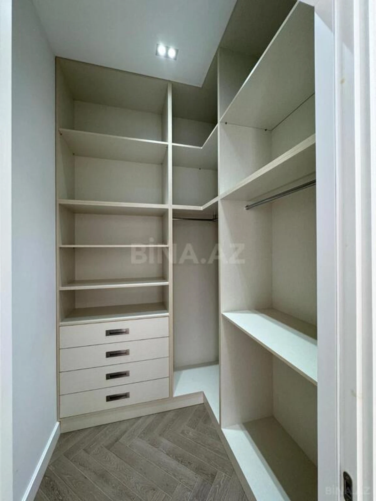 Satılır 4 otaqlı mənzil 204 m²