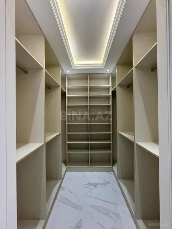 Satılır 4 otaqlı mənzil 204 m²