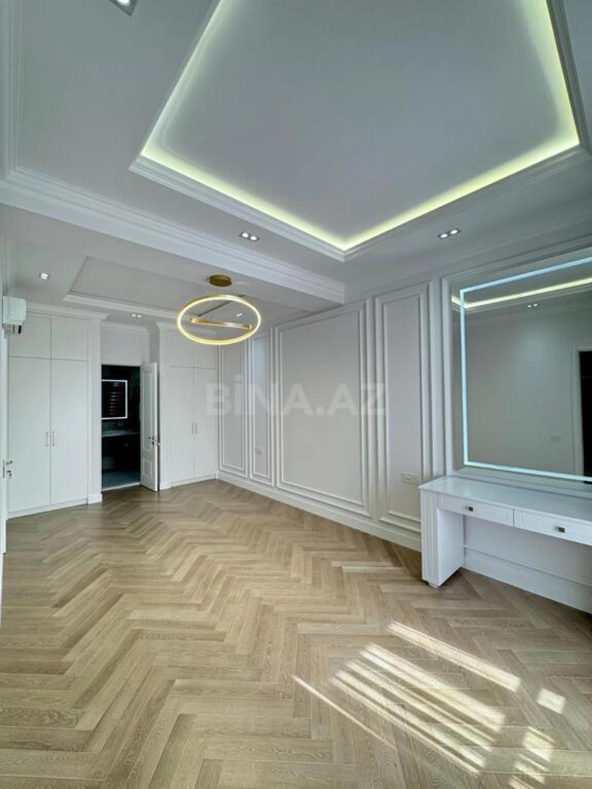 Satılır 4 otaqlı mənzil 204 m²