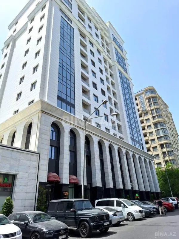 Satılır 5 otaqlı mənzil 205 m²