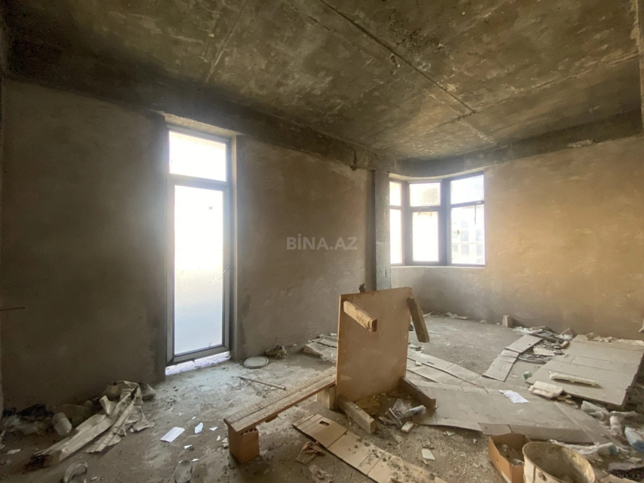 Satılır 4 otaqlı mənzil 210 m²