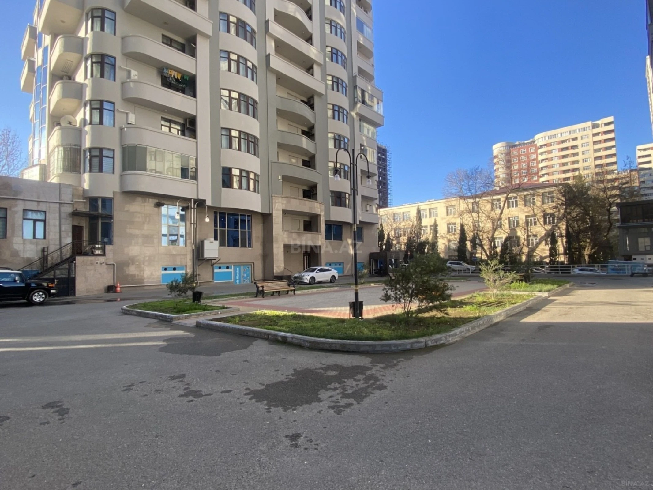 Satılır 4 otaqlı mənzil 210 m²