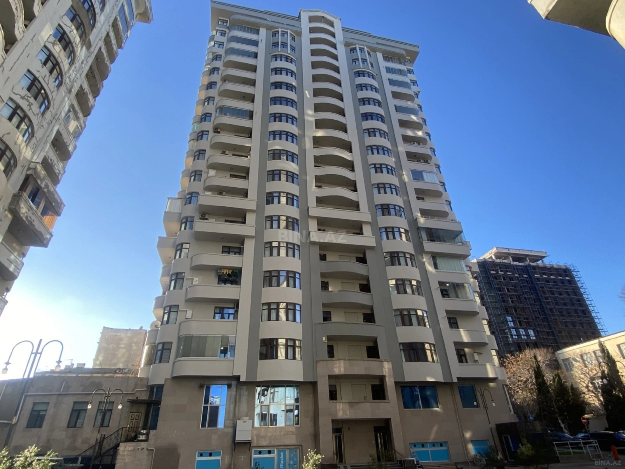 Satılır 4 otaqlı mənzil 210 m²