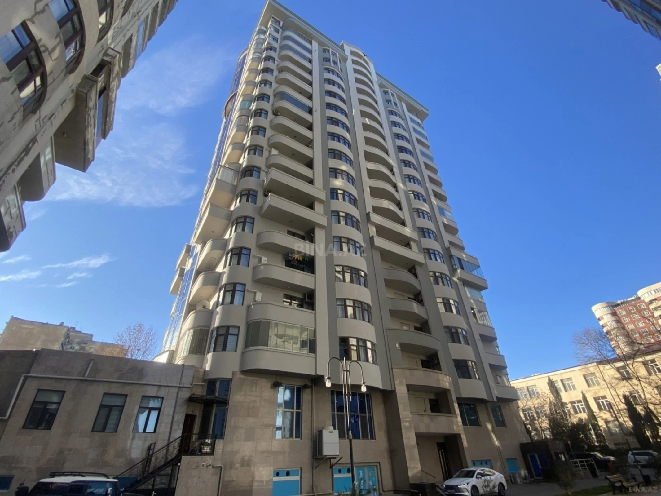 Satılır 4 otaqlı mənzil 210 m²