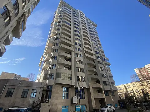 Satılır 4 otaqlı mənzil 210 m²