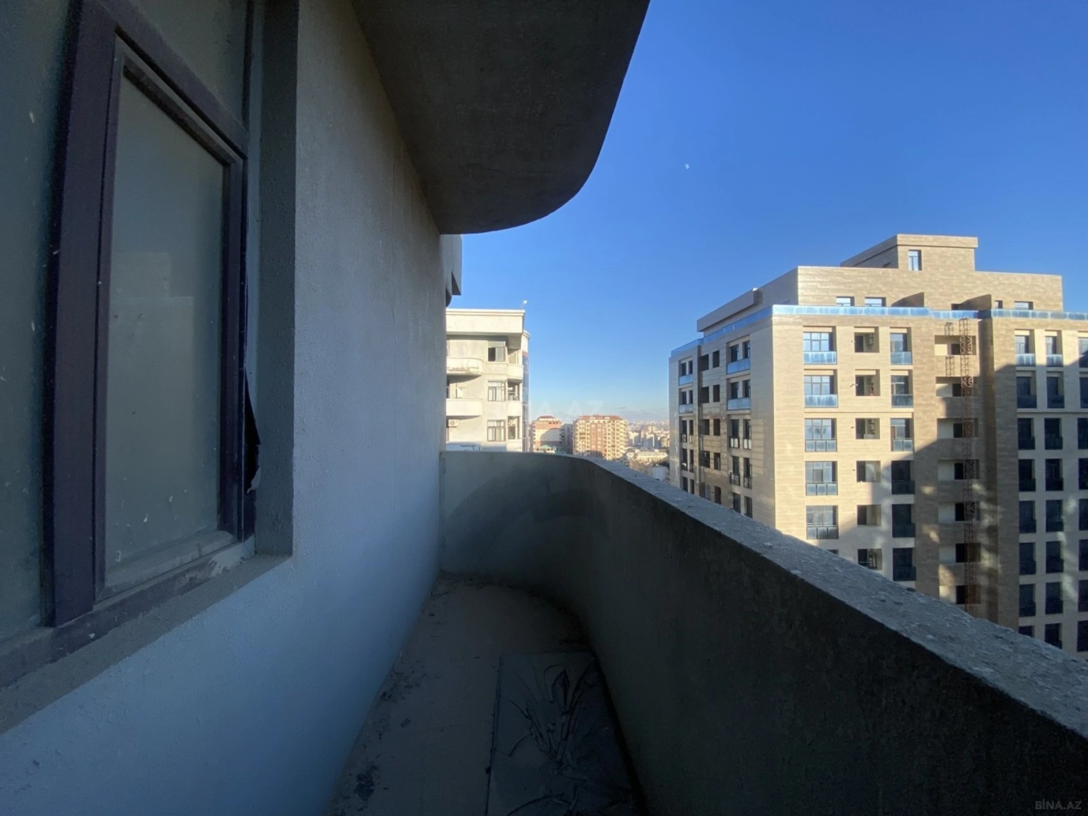 Satılır 4 otaqlı mənzil 210 m²