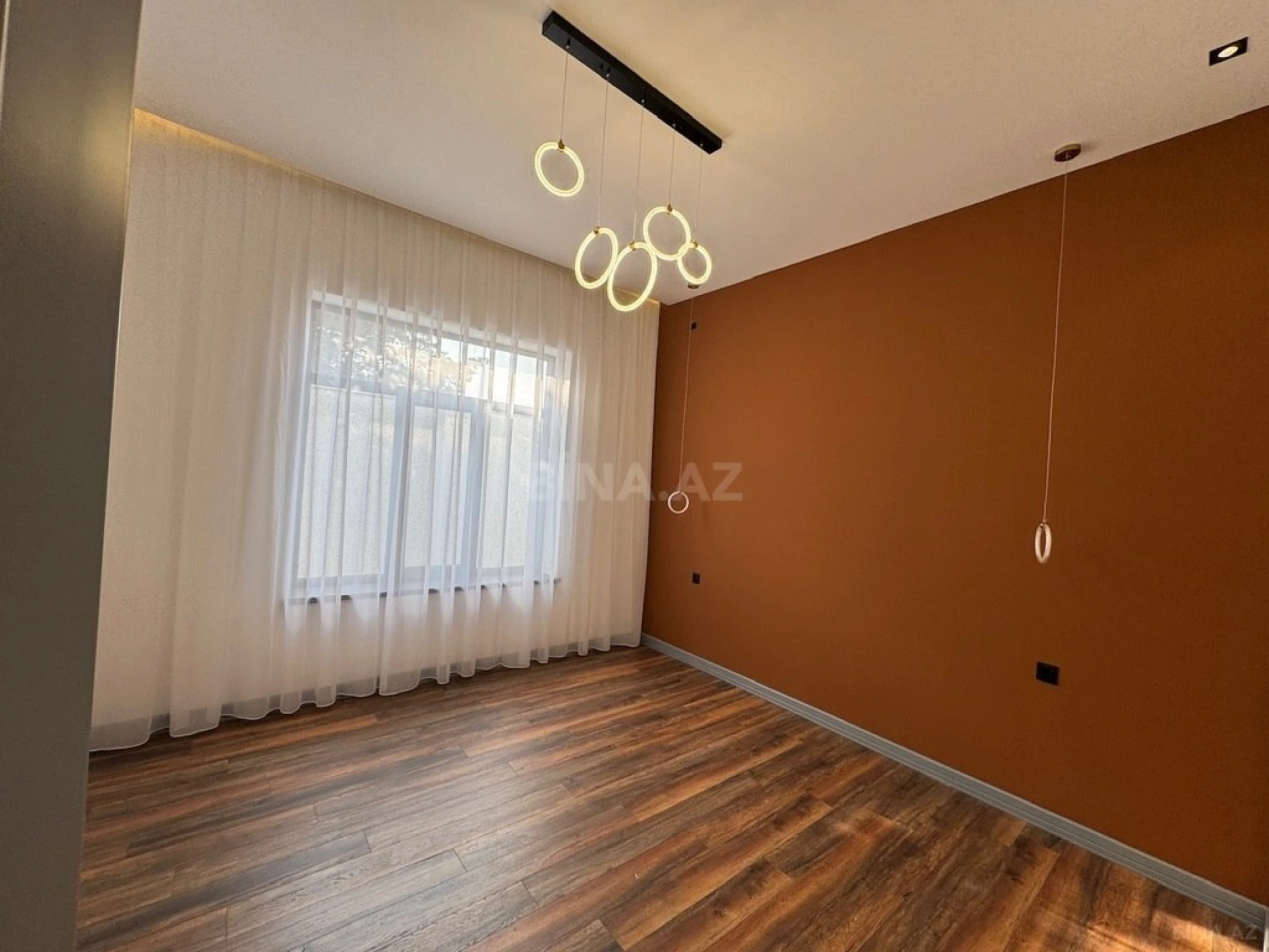 Satılır 5 otaqlı həyət evi 200 m²