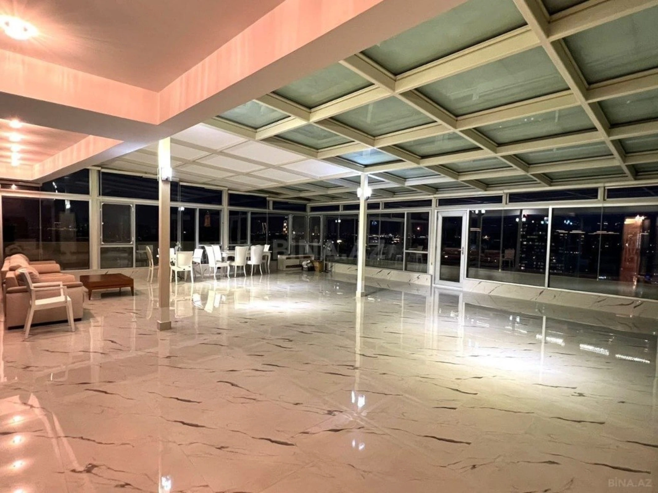 Kirayə verilir 5 otaqlı mənzil 400 m²