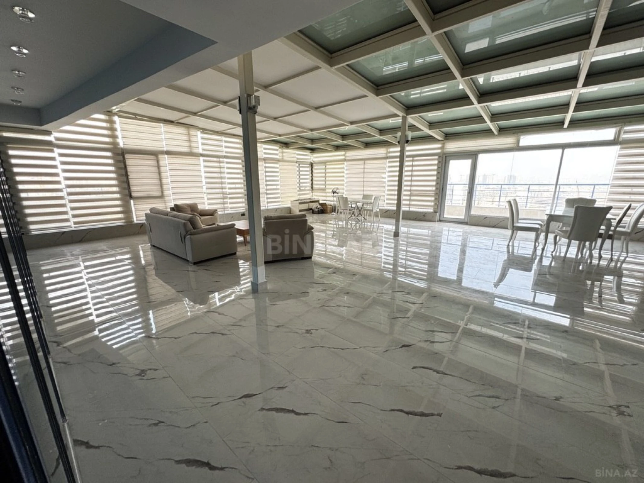 Kirayə verilir 5 otaqlı mənzil 400 m²
