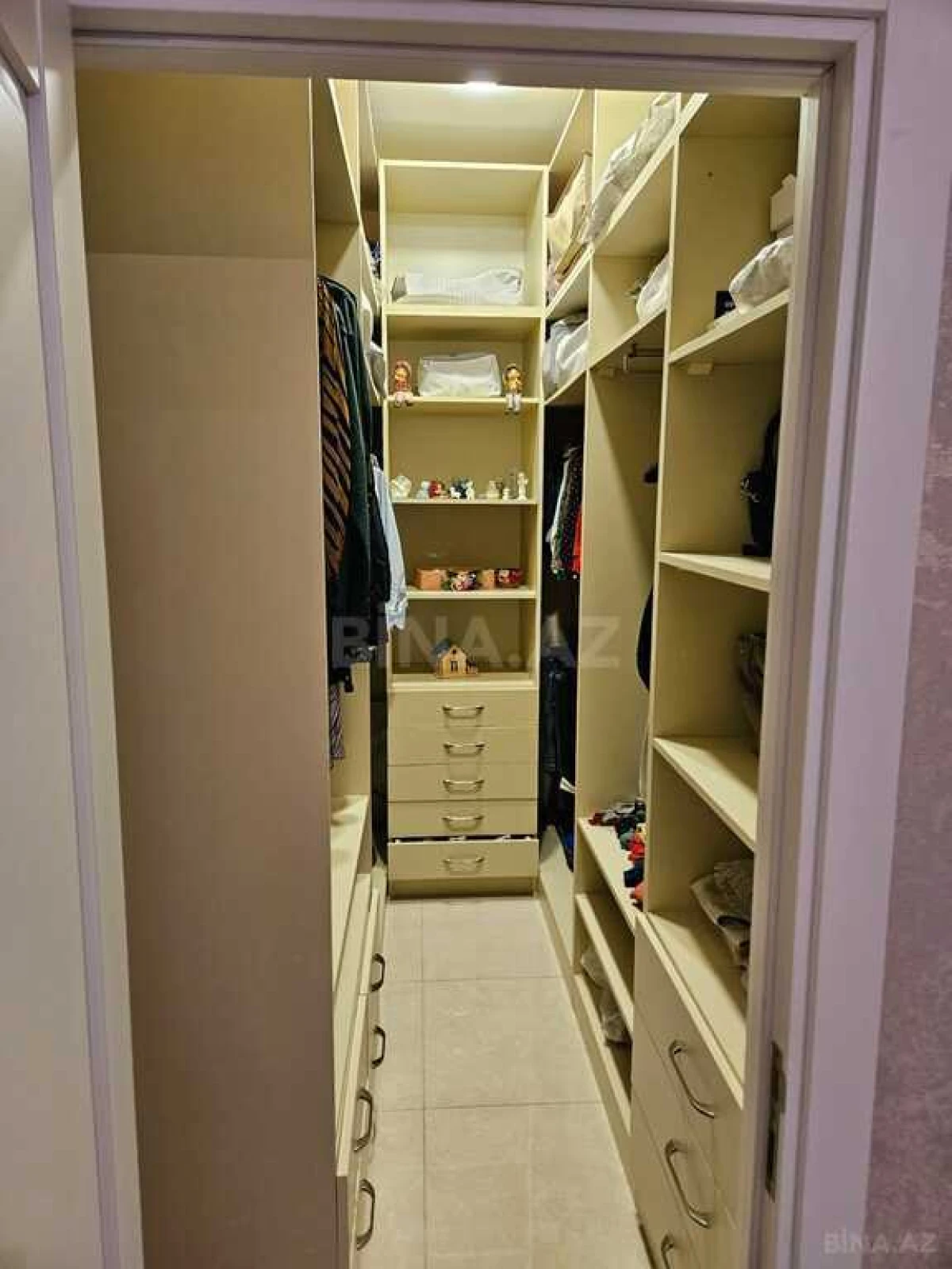 Satılır 3 otaqlı mənzil 137 m²