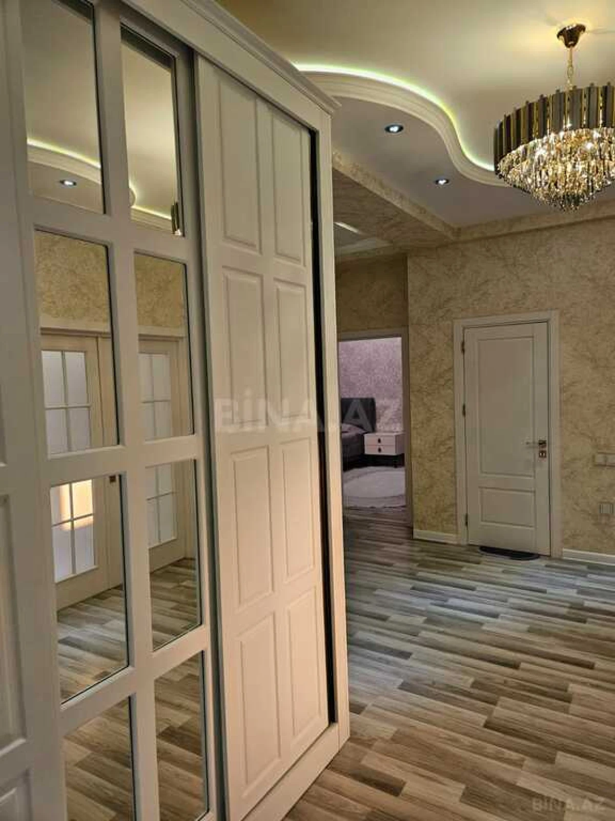 Satılır 3 otaqlı mənzil 137 m²