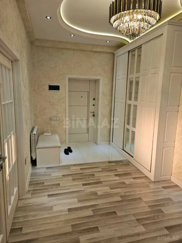 Satılır 3 otaqlı mənzil 137 m²